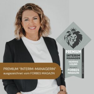 Henrike lächelt in die Kamera und neben ihr ist ihre Auszeichnung Premium Interim Manager platziert